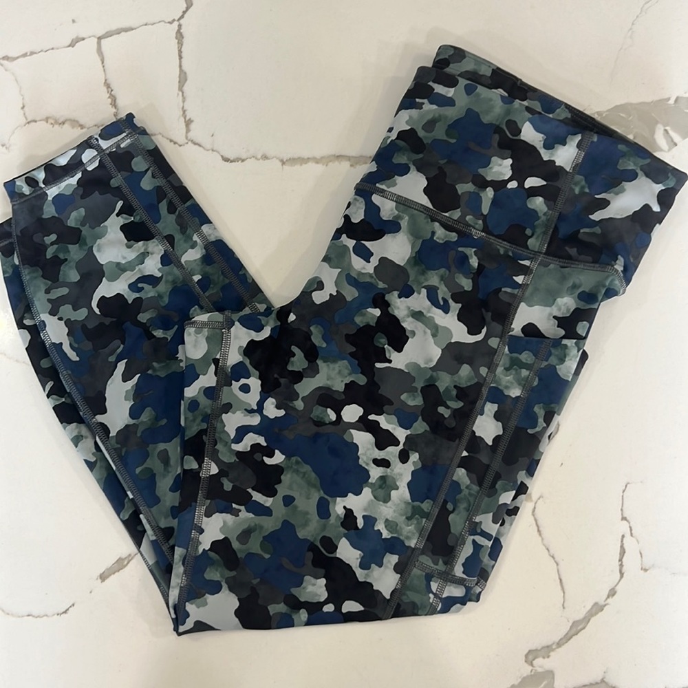 Athleta ultimate stash 7/8 tights side pouches I. Camouflage